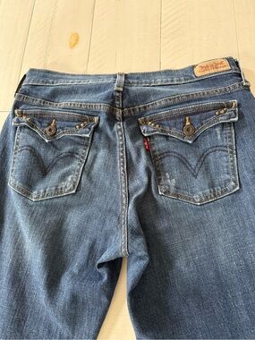 Levi's Women's Medium Blue Straight-Leg Jeans with Flap Back Pockets